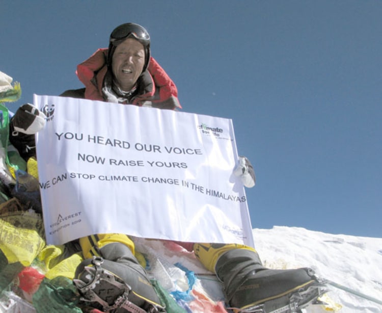 <p>Einsame Spitze: Apa Sherpa bei seinem 20. Gipfelbescuh auf dem Everst (Foto: Picture Alliance).</p>