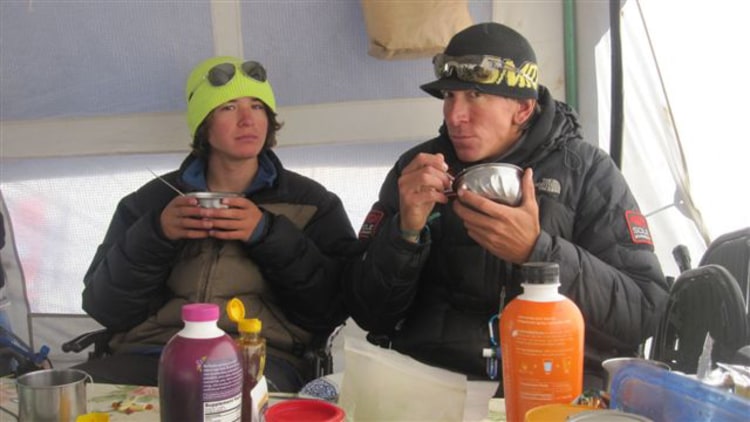 <p>Die Romeros: Sohn und Vater bei der Nahrungsaufnahme im Everest-Basecamp.</p>