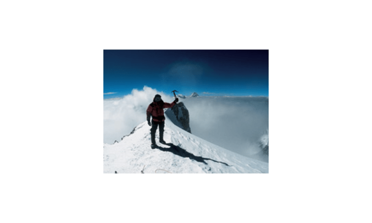 Beliebtes Ziel von Achttausender-Aspiranten und Spezialveranstaltern: Der Gipfel des Gasherbrum II, im Hintergrund Broad Peak und K2. Foto: Zörer.