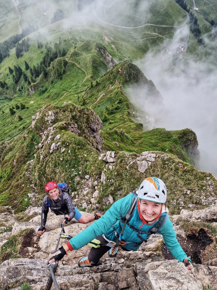 <p>Vom Winde verweht im steilen Fels: Lubika und Holger genießen den Klettersteig am Kitzbüheler Horn.</p>