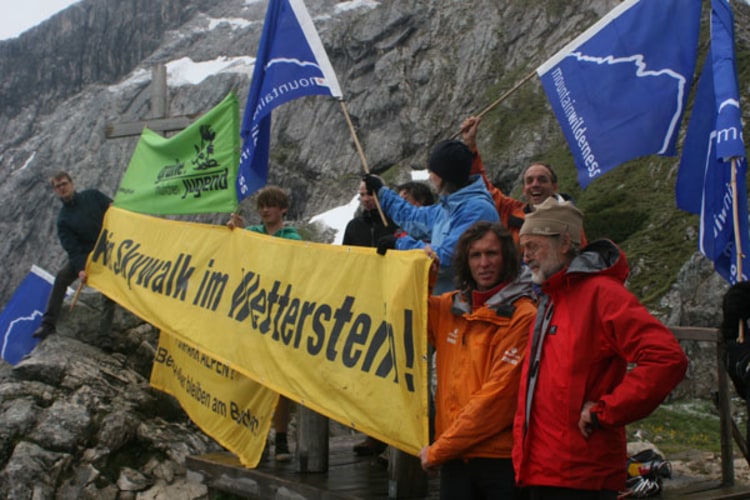 Protestierte gegen die geplante Aussichtsplattform: Stefan Glowacz (2. v. re.).