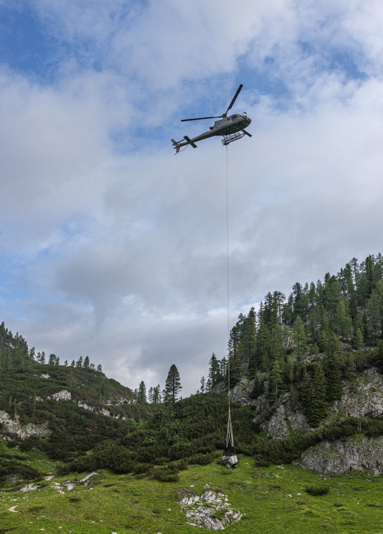 <p>Viele Hütten werden per Helikopter mit dem Nötigsten versorgt. Wie hier das Kärlinger Haus in den Berchtesgadener Alpen.</p>