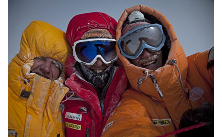 Historisches Foto: Denis Urubko, Simone Moro und Cory Richards am Gipfel des Gasherbrum II (v. li.).