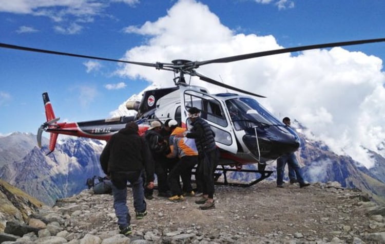 Glück im Unglück: Abstransport eines Verletzten nach Kathmandu (Foto.picture-alliance.com).