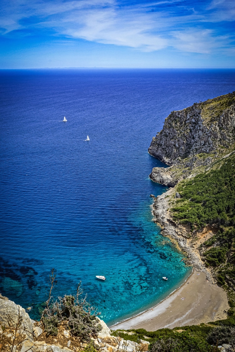 <p>Auf den zahlreichen Küstenwanderungen genießt man herrliche Aussicht auf das türkisblau leuchtende Meer.</p>