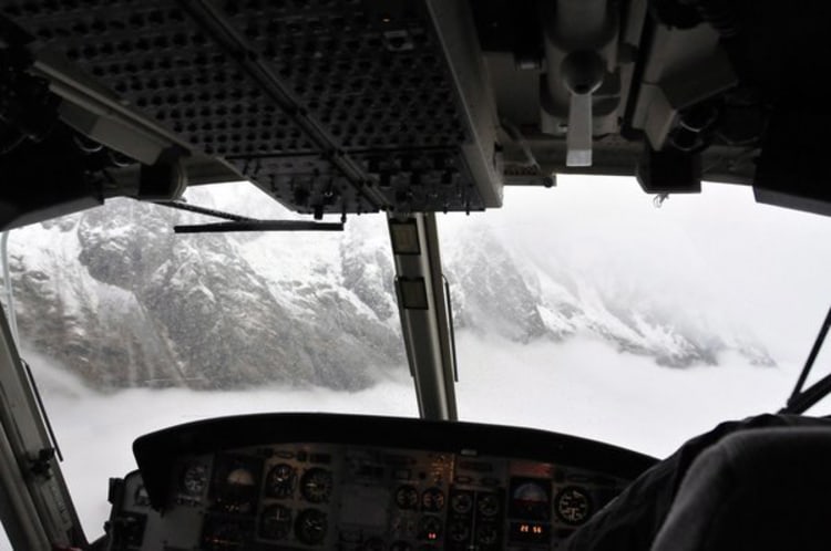 Nichts geht mehr: Aufgrund der schlechten Wettervehältnisse sind die Rettungsmannschaften zur Umkehr gezwungen (Foto. picture-alliance).