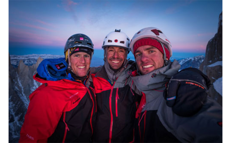 Stephan Siegrist, Ralf Weber und Thomas Senf (von links nach rechts) stehen im letzten Abendlicht auf dem Gipfel des Cerro Stanhardt, Patagonien. Den Schweizern gelang am 1. August 2012 eine Winterbesteigung des Cerro Stanhardt im Alpinstil. Bild: Thomas Senf.