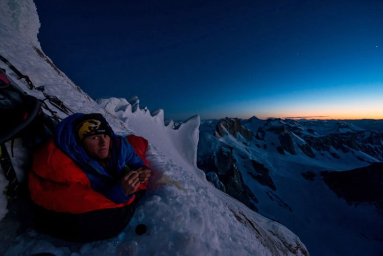 Kalte Nacht: Stephan Siegrist im zweiten Biwak direkt unter dem Gipfelpilz des Cerro Stanhardts. Bild: Thomas Senf.