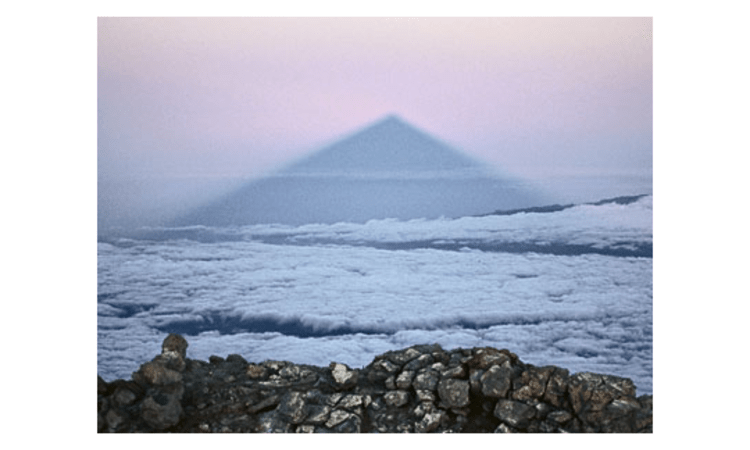 <p>Gespenstisch wirft der Vulkan allabendlich seinen Kegelschatten auf Wolken und Meer.</p>