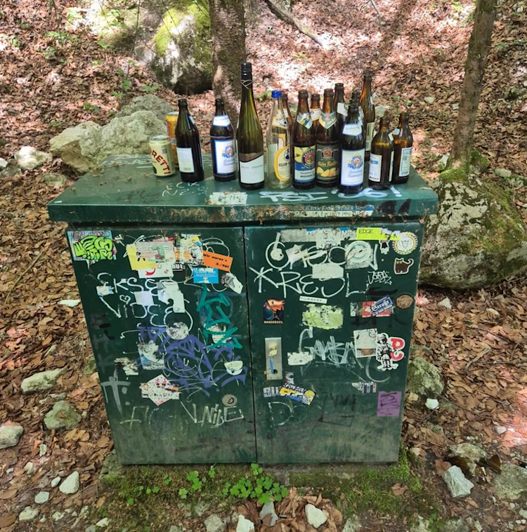 <p>Leere Flaschen und weiterer Unrat.</p>
