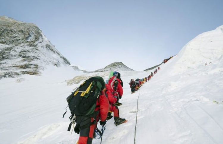 Erst besteigen, dann sammeln: Everest-Aspiranten in der Lhotse-Flanke (Foto: picture-alliance.com).
