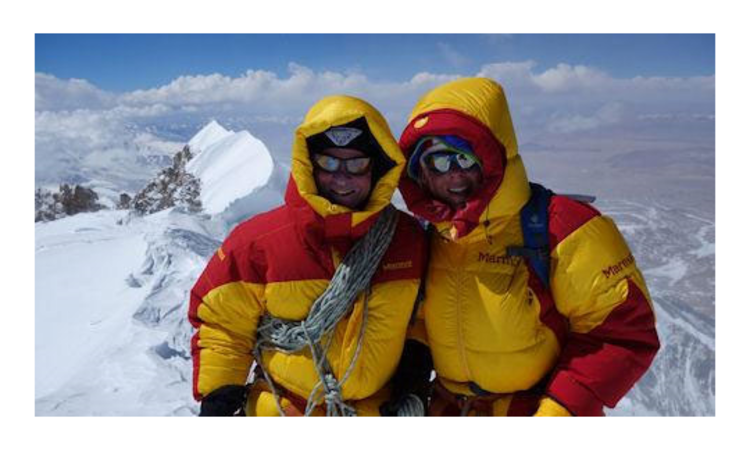 Zum sechsten Mal auf einem Achttausender-Gipfel: Luis Stitzinger und Alix von Melle (Foto: goclimbamountain.com).
