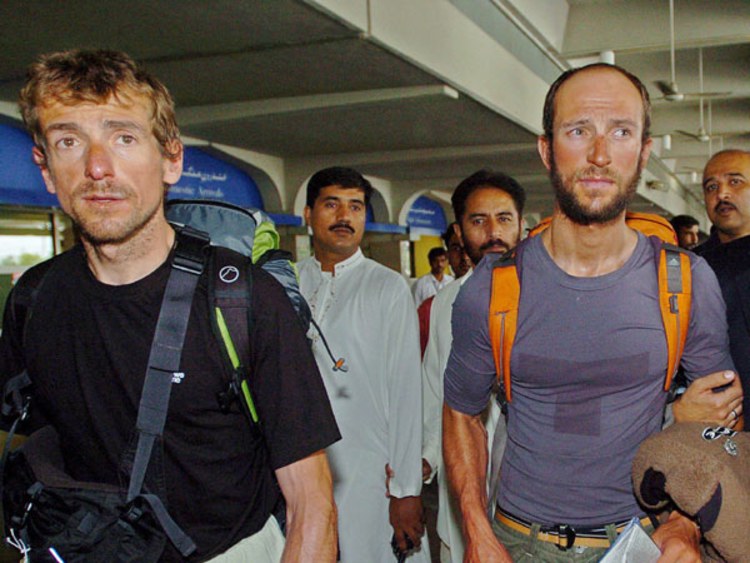 Am Flughafen in Islamabad: Walter Nones (li.) und Simon Kehrer. Bild: dpa.