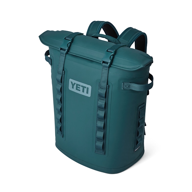 <p><strong>YETI Hopper M20 Backpack Cooler</strong></p><p>Der <a href="https://de.yeti.com/search?q=YETI+Hopper+M20+Backpack+Cooler&options%5Bprefix%5D=last" rel="nofollow" target="_blank">YETI Hopper M20 Backpack Cooler</a> bringt kalte Getränke dorthin, wo keine Kühlbox mit Rollen hinkommt. Die Softbox wird wie ein Rucksack getragen und fasst rund 20 Liter, genug für 18 Dosen samt Eis. </p><p>Die MagShield™ Öffnung schließt per Magnetleiste nahezu auslaufsicher und bleibt beim Beladen offen. Die ColdCell™ Isolierung hält den Inhalt kühl, die DryHide™ Außenhülle widersteht Durchstichen und UV-Strahlung. </p><p>Über das HitchPoint™ Grid lässt sich zusätzliches Zubehör befestigen.</p>
