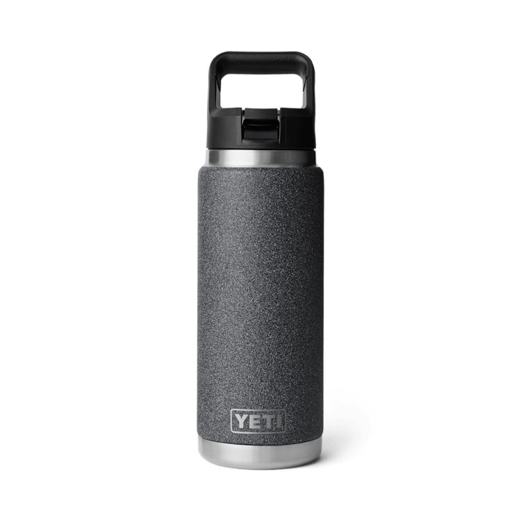 <p><strong>YETI Rambler® 26 oz Bottle mit Straw Cap</strong></p><p>Die <a href="https://de.yeti.com/search?q=YETI+Rambler%C2%AE+26+oz+Bottle+mit+Straw+Cap&options%5Bprefix%5D=last" rel="nofollow" target="_blank">YETI Rambler® 26 oz Bottle mit farblich abgestimmtem Straw Cap</a> fasst 769 ml und ist für lange Tage am Fels, auf dem Trail oder im Alltag gemacht. Die doppelwandige Vakuumisolierung hält Getränke lange kalt, der Edelstahl 18/8 ist robust und rostbeständig. Dank Flip-and-Sip-Prinzip lässt sich mit einer Hand trinken, der breite Strohhalm sorgt für guten Durchfluss. Der TripleHaul™ Griff erleichtert das Tragen. Flasche und Deckel sind spülmaschinenfest, andere Rambler® Caps passen ebenfalls.</p>