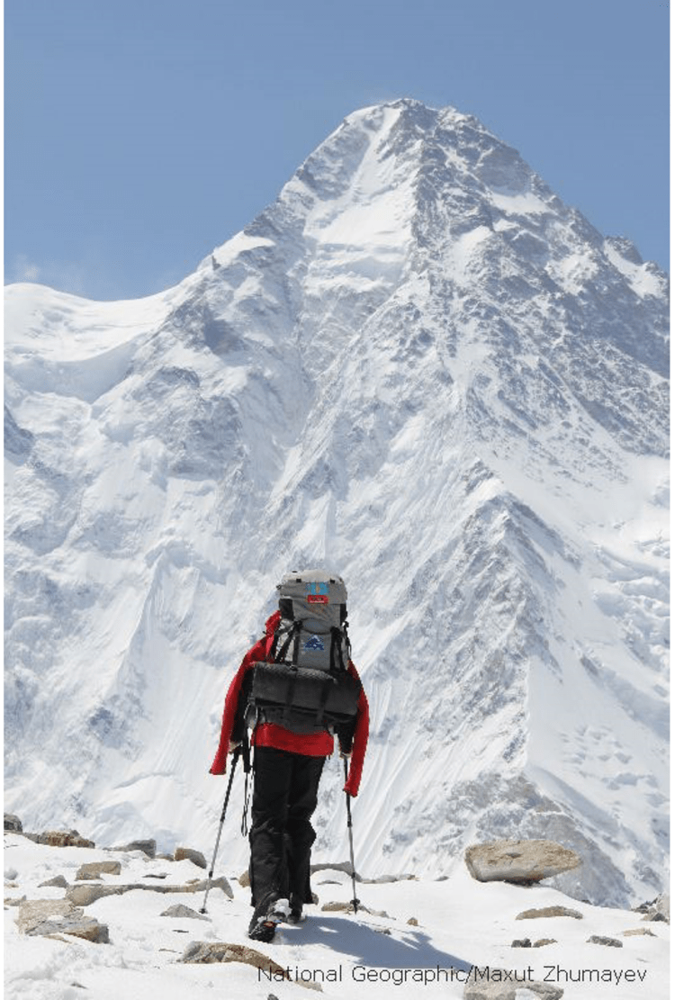 Vassily auf dem Weg zum Nordpfeiler des K2. Bild: M. Zhumayev/National Geographic.