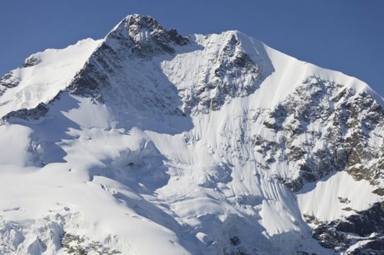Traumberg vieler Alpinisten: Der Piz Bernina mit Spalla- (li.) und Biancograt (Foto: picture-alliance.com).