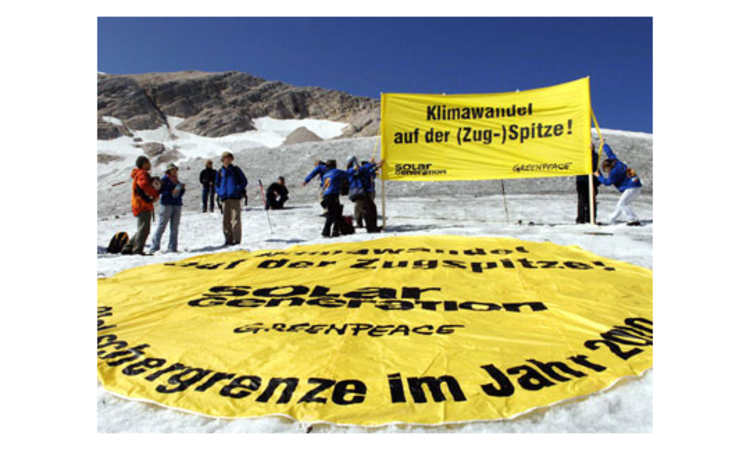 Die Umweltschutzorganisation Greenpeace demonstriert auf der Zugspitze für mehr Klimaschutz.