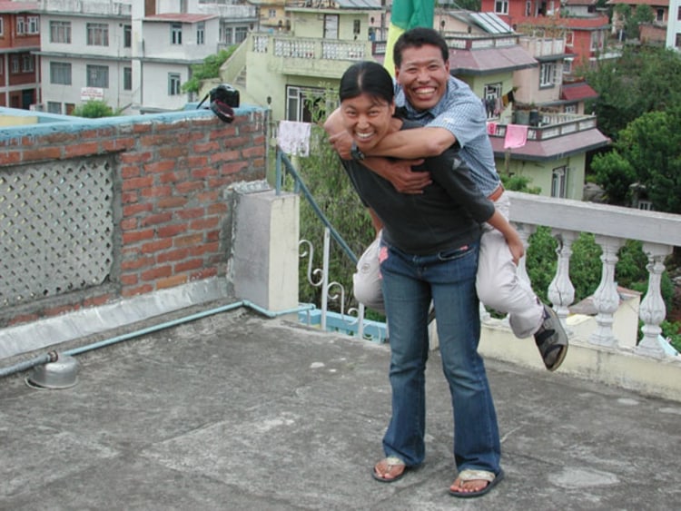 Pasang Sherpa mit ihrem Vater. Klicken Sie für eine Großansicht.