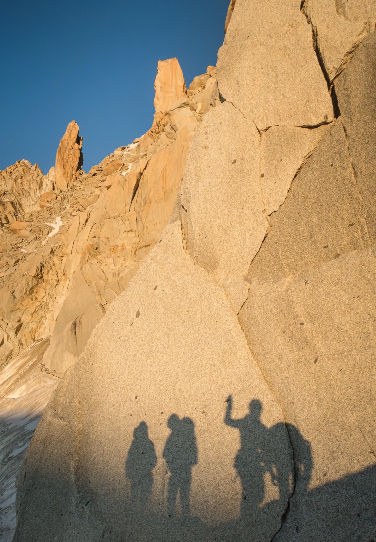 <p>Schneller als sein Schatten: Die Südwand der Aiguille du Midi fristet unter den begehrten Granitwänden im Montblanc-Massiv kein Schatten­dasein, der Andrang ist in der Regel groß.</p>