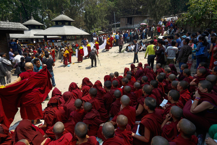 Entsetzen in Nepal: Buddhistische Trauerfeier für die Opfer des Unglücks. Bild: dpa.
