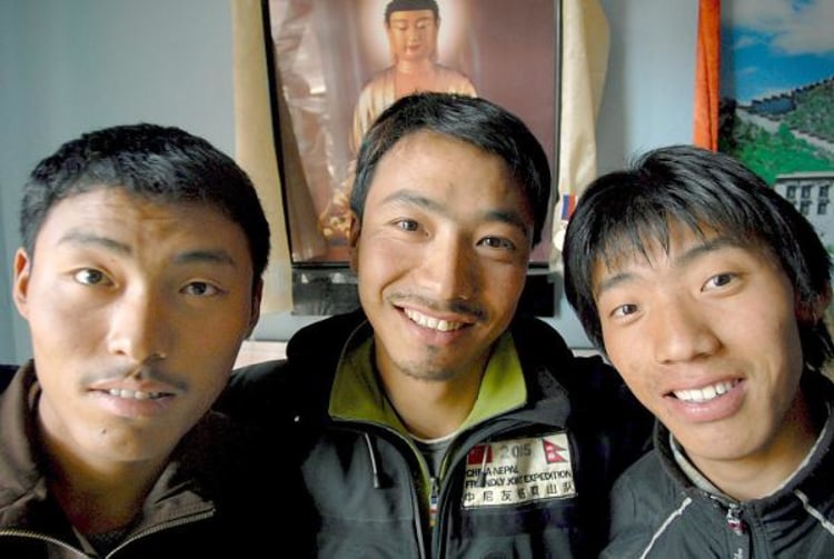 Wollten 24 Stunden auf dem Gipfel des Everest verbringen: Pemba Dorje Sherpa und zwei seiner Brüder. Bild: DPA.