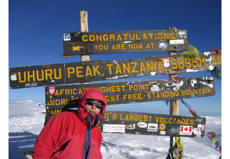 Eine französische Bergsteigerin steht auf dem Gipfel des Kilimandscharo . (Foto: picture-alliance.com)