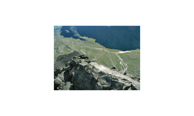 Der beeindruckende Tiefblick vom Gipfel des Tuolpagorni.
