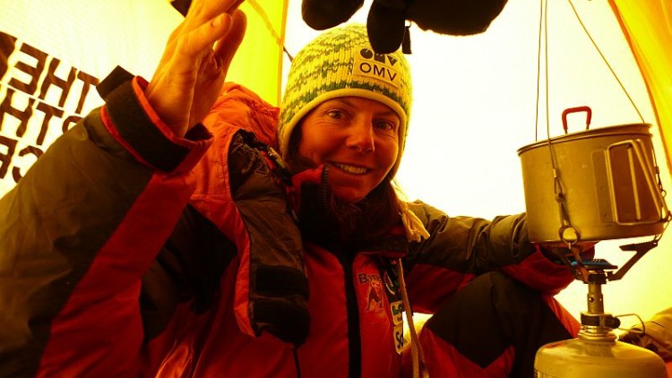 Noch guter Dinge: Gerlinde Kaltenrbunner vor wenigen Tagen am K2. Bild: www.amical.de