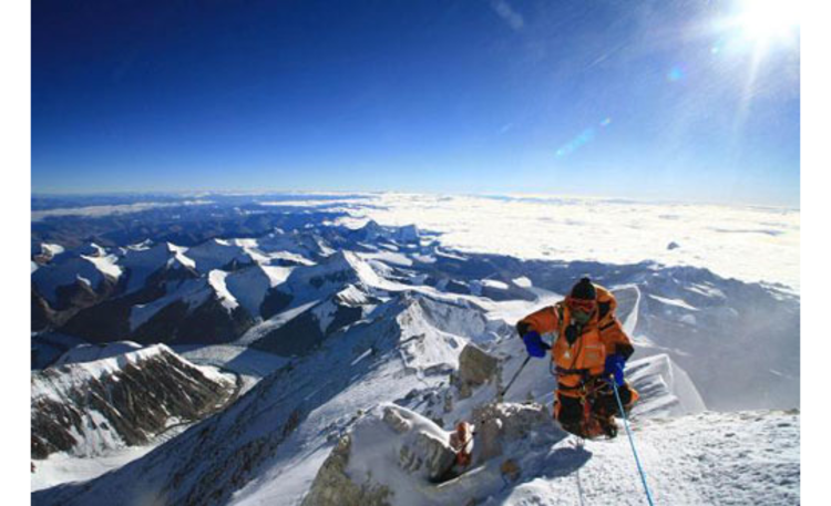 Japanische Expedition beim Erreichen des Everest-Gipfels (Foto: Picture Alliance).