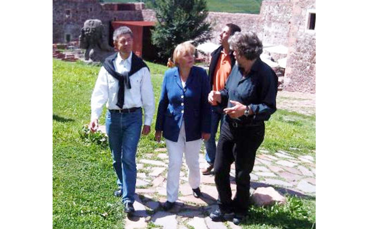 Verstehen sich gut: Angela Merkel und Reinhold Messner (li. Joachim Sauer). Bild: dpa.