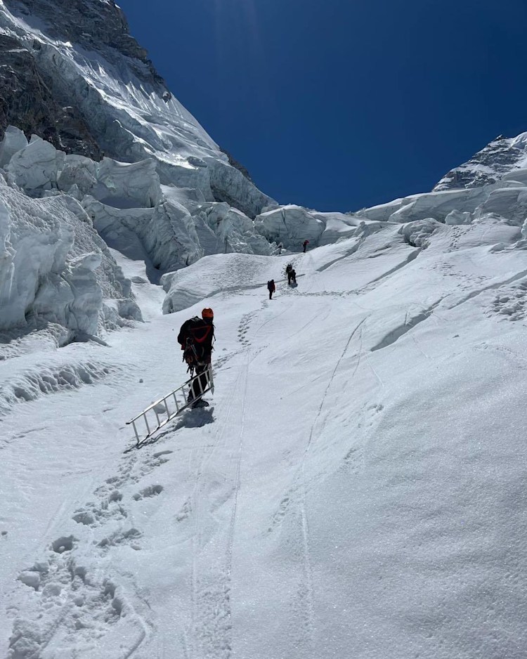 <p>Jedes Frühjahr beginnen die Icefall Doctors, ein Team aus erfahrenen Sherpas, mit den Vorbereitungen auf die Saison am Mount Everest. Seit den 1990er Jahren sichern sie den Khumbu-Gletscherbruch an der Südseite für jährlich Hunderte Bergsteiger.</p>