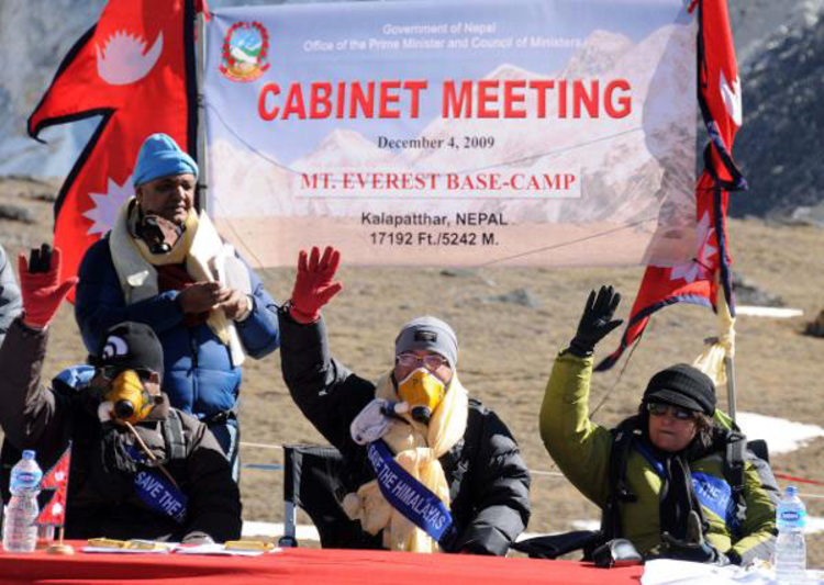In eisigen Höhen: Premier Madhav Kumar Nepal und Minister seines Kabinett bei der Verabschiedung der Everest-Deklaration. (Foto: picture alliance / landov).