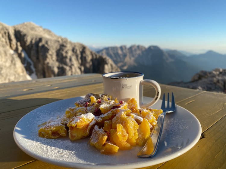 <p>Kohlehydratnachschub in  Form von Kaiserschmarrn auf der Santnerpasshütte.   </p>