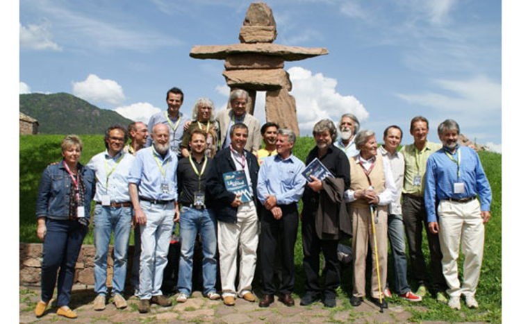 Gruppenfoto mit: Vorne v.l.n.r.: Luana Bisesti (TFF), Markus Gaiser (IMS), Mario Curnis, Dominik Prantl, Luigi Spagnolli (Bürgermeister Bozen), Peter Habeler, Reinhold Messner, Norman Günther Dyhrenfurth, Marko Prezelj, Christian Trommsdorff (Piolet d'Or), Ed Webster.Hinten: Bernd Kullmann (Deuter), Alex Ploner (IMS), Aleksander Lwow (Alpinizm), Robert Schauer (Filmfestival Graz), Hanspeter Eisendle, Alessandro Filippini.