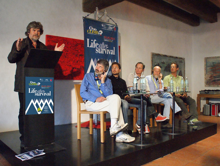 Das Podium: Reinhold Messner, Ed Webster, Dominik Prantl, Marko Prezelj, Mario Curnis, Bernd Kullmann (v.l.).