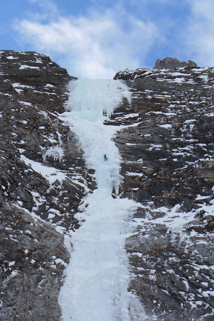 <p>Free Solo im Eis: Albert in "Moonwalk" an der Hohen Warte (2943 m) in den Zillertaler Alpen.</p>