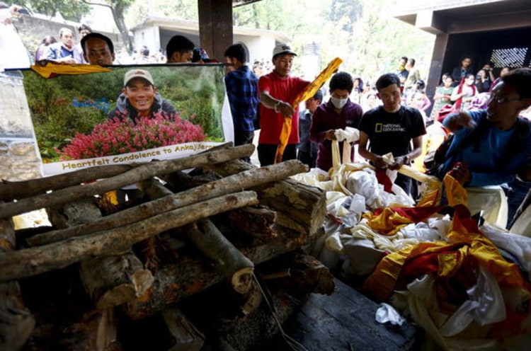 Wut und Trauer: Angehörige des bei der Katastrophe getöteten Ang Kaji Sherpa während einer Trauerzeremonie am 21.April 2014 (Foto: picture-alliance.com).