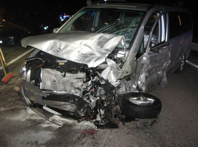Nur noch Schrott: Der bei dem Unfall schwer beschädigte Mercedes von Hans Kammerlander.