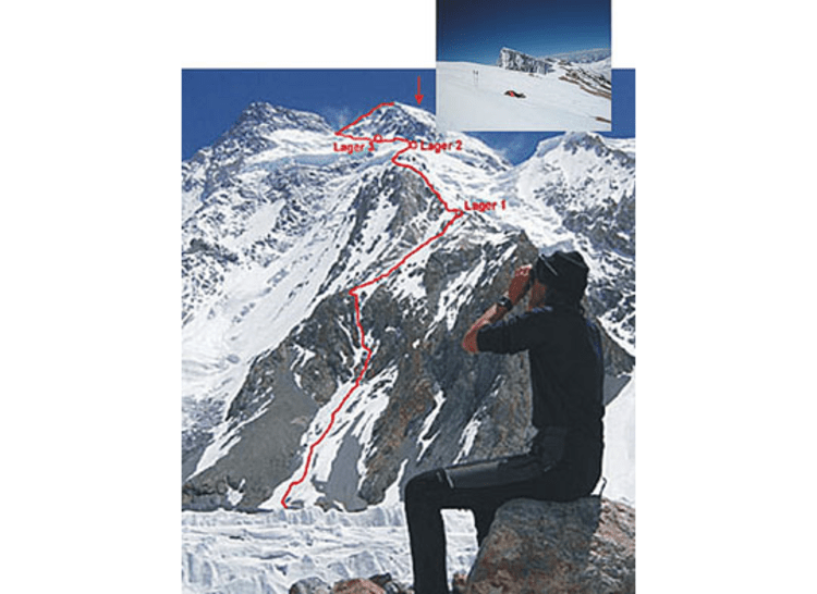 Markus liegt völlig frei auf der Aufstiegsroute zum Broad Peak. Foto: Walter Würtl.
