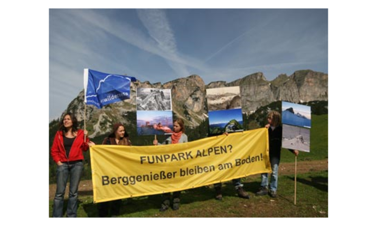 Traten für einen naturverträglichen Bergtourismus ein: Demonstranten im Rofan Gebirge.
