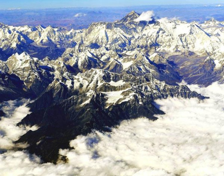 Von weitem kann nichts passieren: Der Mount Everest (ganz hinten) aus dem Flugzeug fotografiert. Bild: dpa.