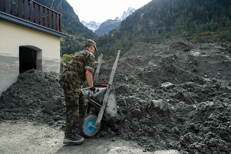 <p>Die Armee räumt vom Murgang betroffene Häuser.</p>