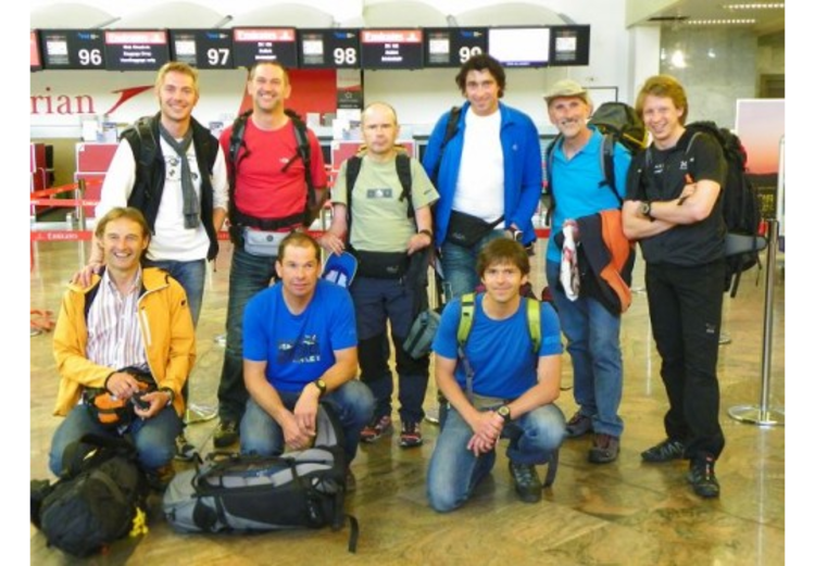 Los geht´s: Gerfried Göschl (3.v.re) und ein kleiner Teil seines Expeditionsteams vor der Abreise nach Pakistan (Foto: Göschl).