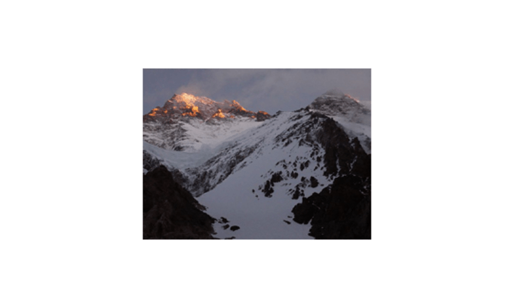 Der K2 im Morgenlicht mit dem Pfeiler der Cesen-Route rechts im Bild.