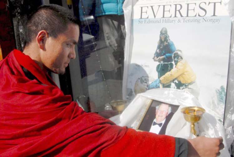 <p>Trauer in Nepal nach Sir Edmunds Tod: ein Mönch vor einem Erinnerungsschrein.</p>