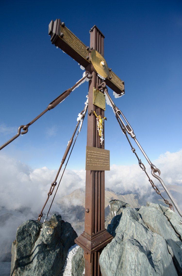<p>Das mächtige Gipfelkreuz des Großglockners.</p>