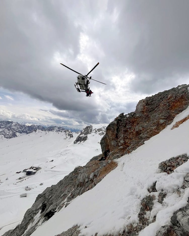 <p>Im Einsatz: Polizeihubschrauber und Bergretter fliegen drei Wanderer von der Zugspitze ins Tal.</p>