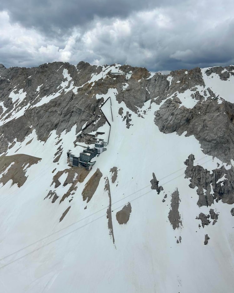 <p>Aktuelles Bild des Schneefernerhauses an der Zugspitze. Wie unschwer zu erkennen, herrschen nach wie vor winterliche Verhältnisse.</p>