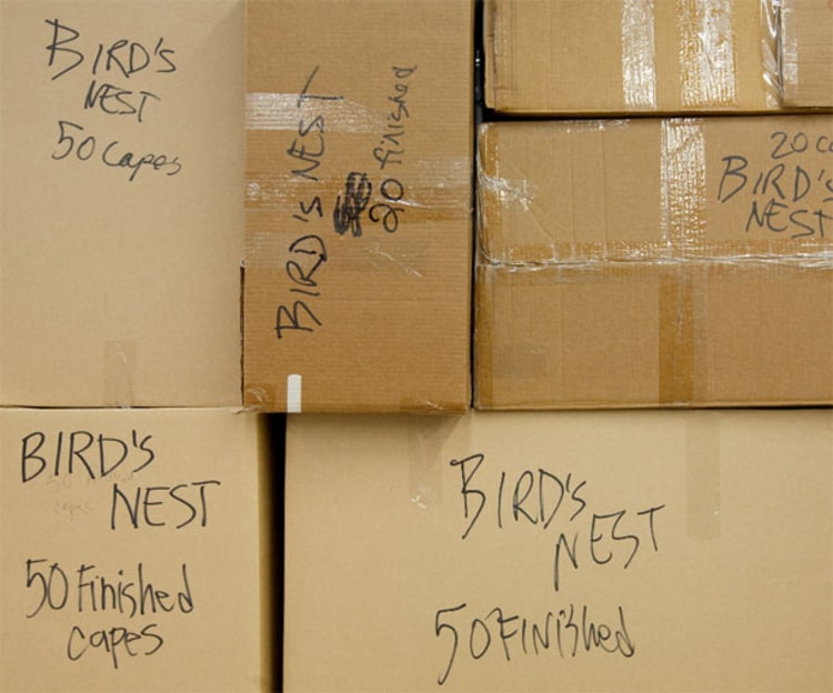 Fertig und verpackt: Über 700 Capes warten auf neue Besitzer (Foto: Arcteryx / KGK).
